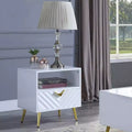 Table d'appoint mi-siècle blanche laquée brillante de 50 cm avec pieds dorés et étagère de rangement